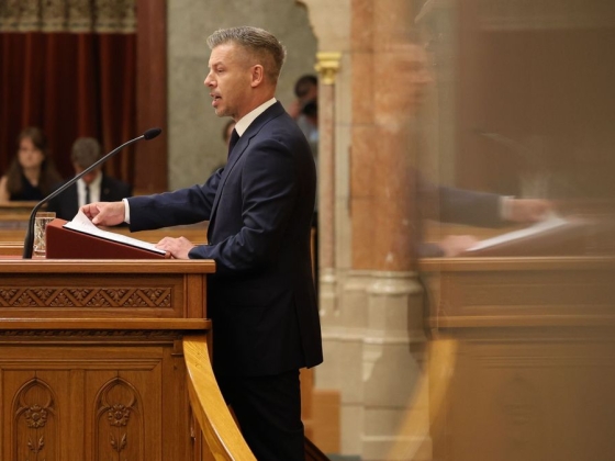 Látványosan megvédte miniszterét Magyar Péter, miközben a vármegyei önkormányzatokat támadta