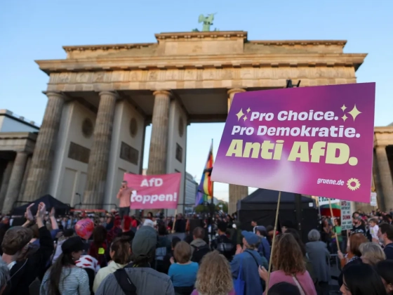 Ezrek tüntettek Berlinben az AfD ellen a szélsőjobboldali párt tartományi győzelme után