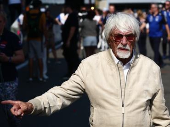 Őrizetbe vették Bernie Ecclestone-t: puskát találtak a 95 éves milliárdos magángépén