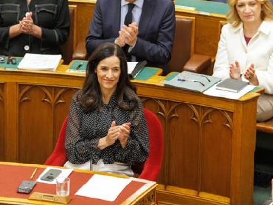 Beleszálltak Orbán Anitába: megkeseredettnek tűnik, de a sűrűbb posztolással is még gyenge külügyminiszterként