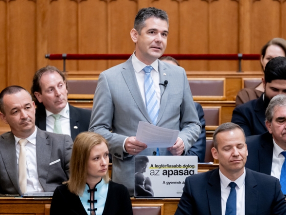 Novák Előd szerint kettős mércét alkalmaz a házelnök Toroczkai kitiltásával