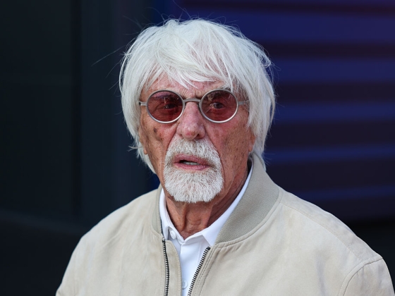 Lerohanták a rendőrök a reptéren a 95 éves Bernie Ecclestone-t: óriási balhé tört ki az egykori F1-vezér miatt, őrizetbe is vették