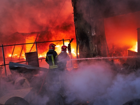 Lángokban Kijev, pusztító csapást mért Moszkva az ukrán fővárosra – Zelenszkij szerint a lehető legtöbb életet akarták kioltani