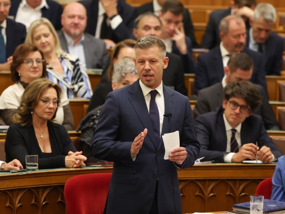 Megszavazta a parlament: csökken Magyar Péter fizetése, visszatér a megye és a kormánymegbízott