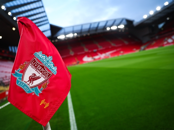 Tizenhét év után hatalmas változás jön a Liverpoolnál, ennek a cégnek a logója virít majd Szoboszlaiék mezén