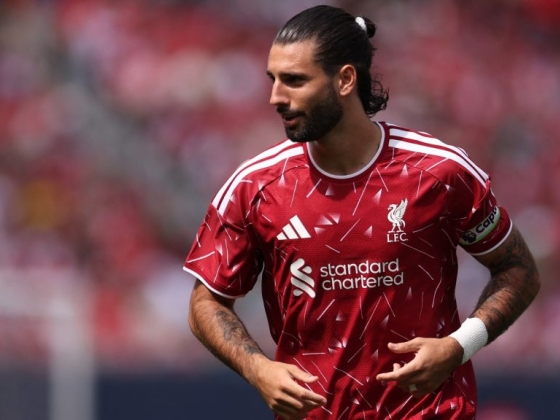 Új korszak kezdődik Liverpoolban, 17 év után cserél mezszponzort a klub