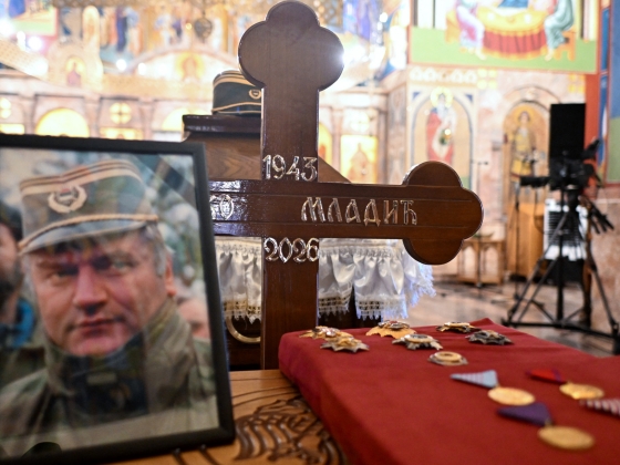 Bosznia nehezen viseli, hogy a szerbek hősként temették el a bosnyákok ezreinek kivégzésére parancsot adó Mladićot