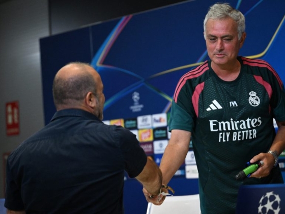 „Már nem foglalkozom a múlttal” – Mourinho váratlan ajándékot kapott a sajtótájékoztatón