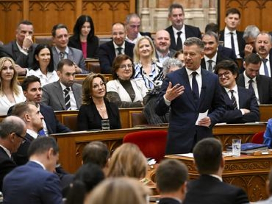 „Tovarisi konyec, ruszkik haza! ... Vajon meddig lesz olaj és gáz!?” – Egymásnak estek a kommentelők Magyar Péter oldalán, Moszkva máris választ ígér