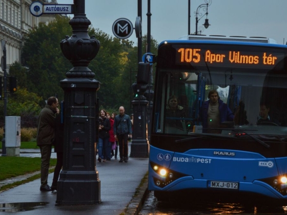 Tesztüzem a fővárosban: több buszjáraton már bankkártyával is lehet fizetni a vonaljegyért