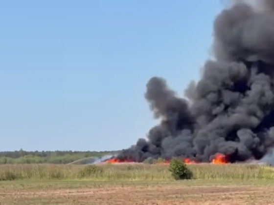 Hatalmas lángok és fekete füst: brutális tűz tombol Egerlövő közelében - videó