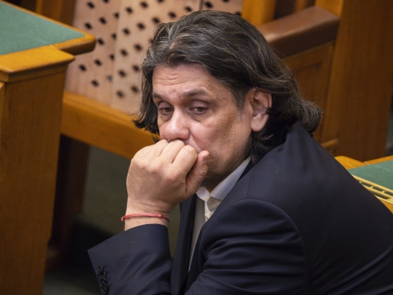Külföldi EP-képviselőknek panaszkodik a Fidesz, hogy a magyar kormány felszámolja a demokráciát