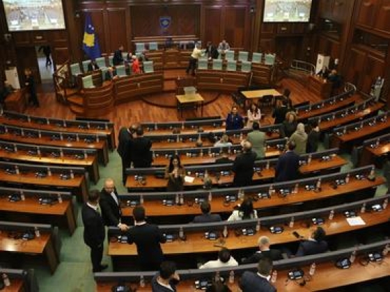 Fegyvert használt a parlamentben, elítélték a belügyminisztert