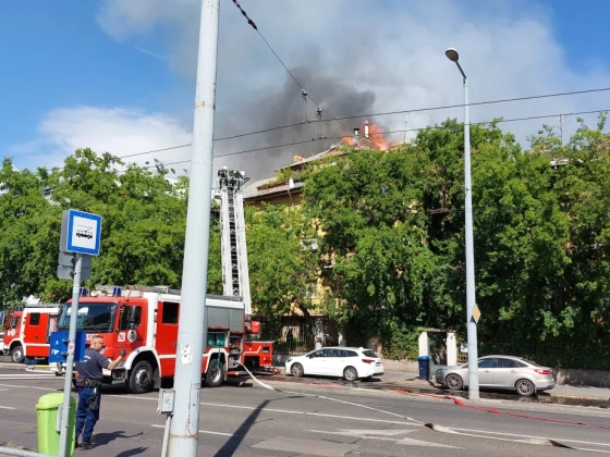 Több száz négyzetméteren égett egy zuglói ház tetőszerkezete