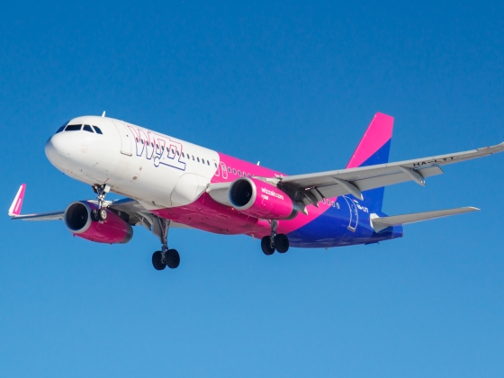 Egy 4 éves kisfiút nem engedtek ki a mosdóba a Wizz Air járatán – végül megszégyenítve egy palackba kellett pisilnie az utastérben