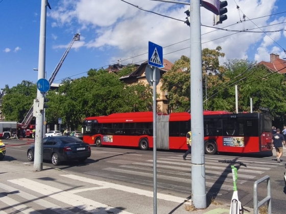 Kigyulladt egy társasház tetőszerkezete Zuglóban, a tűz több lakásra is átterjedt