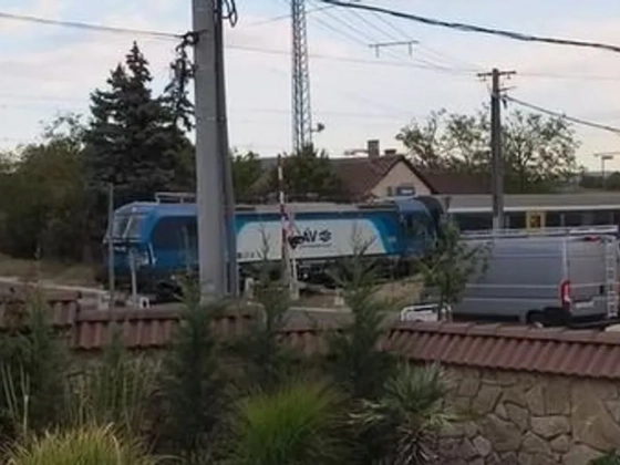 Káosz Veszprém mellett, rossz sorompó miatt dudálnak folyton a vonatok