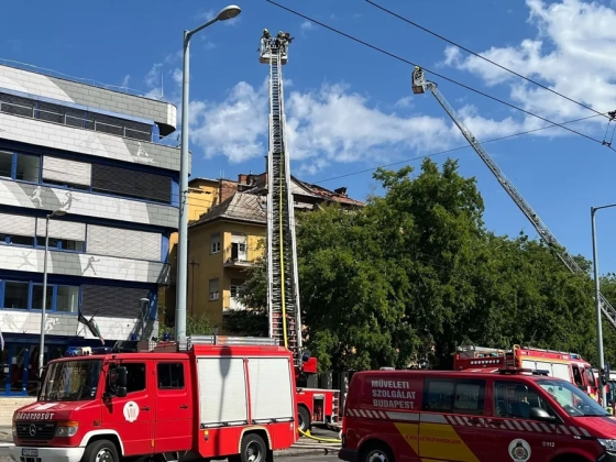 A Puskás Arénánál 300 négyzetméteren lángolt a tető: „Elkezdtük a napernyőt oltani, de ránk kiabáltak, hogy meneküljünk” – fotók