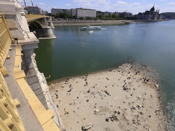 Drámai a helyzet: történelmi mélypontra süllyedt a Duna vízállása Budapestnél