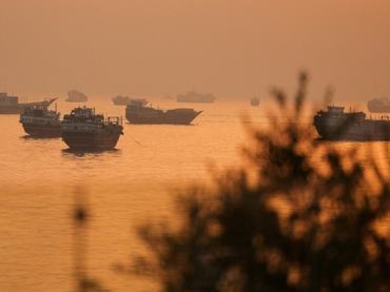 Közel a 100 dolláros lélektani határ: brutális fordulat az olajpiacon, riadót fújhatnak a jegybankok