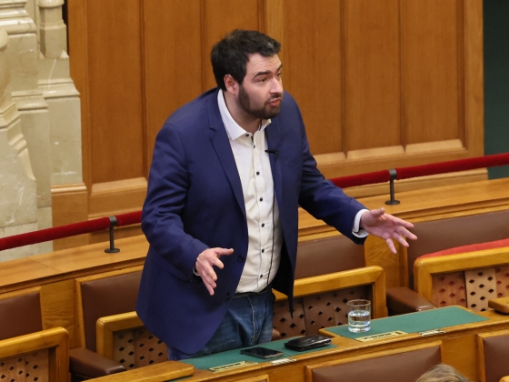 Jámbor András kiakadt: másodszor is szétverték a hajléktalan nőkről szóló kiállítást – „Ehhez tényleg síkbunkónak kell lenni”