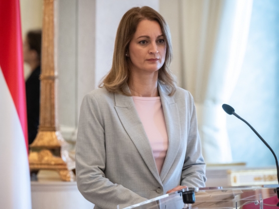 Forsthoffer Ágnes német politikai vezetőkkel ül tárgyalóasztalhoz