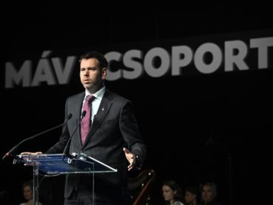 Vitézy belehúzott a modernizálásba, gombamód szaporodnak az ePapír-kijelzők a megállókban