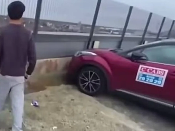 Fényes nappal, egy áruház parkolójában szexelt a taxisofőr: videó buktatta le