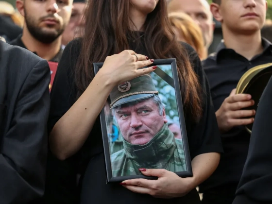 Mladić tömegsírokba szállíttatta a gyerekeinket, őt pedig állami tiszteletadással temetik el. Hol az erkölcs?