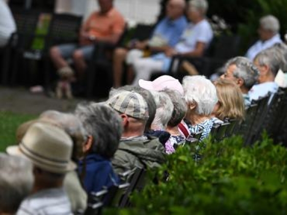 Súlyos csapdák rejtőzhetnek az apró betűs részekben: vizsgálják a hatóságok a nyugdíjasházak szerződéseit