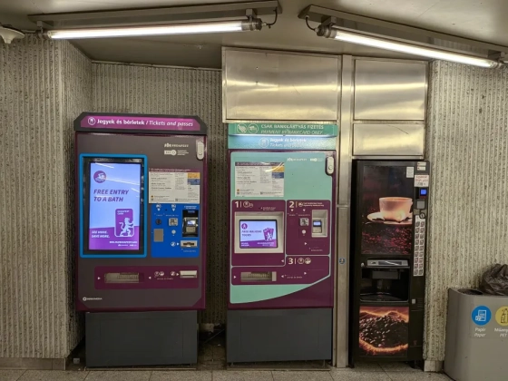 Nem fért be az új jegyautomata a régi szekrénybe, de a BKK megbuherálta