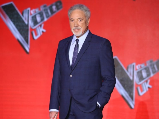 Tom Jonest kirúgták a The Voice című tehetségkutatóból: „Sosincs megfelelő pillanat ehhez, főleg nem egy 86 éves embernél”