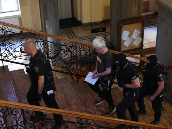 Drámai pillanatok a bíróságon: a fia gyilkosa előtt faggatják Till Tamás édesapját – Így érkezett a tárgyalásra a két férfi – fotók