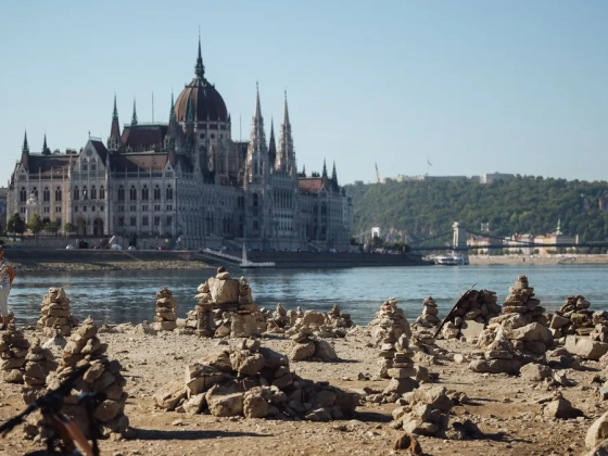 Történelmi mélyponton a Duna vízállása Budapestnél: ekkora a baj, és ezt látni most a mederben