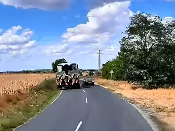 Kombájnnal és azt előző autóval találta szembe magát a magyar kamionos + videó