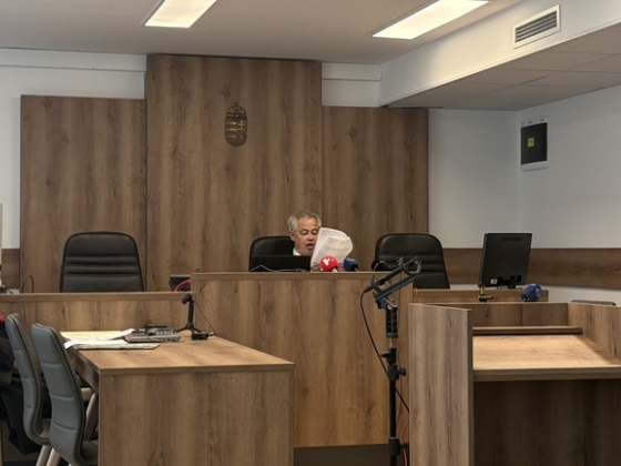 Tagadja, hogy megölte az anyját, de elismeri, hogy a terasz alá rejtette a holttestét