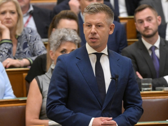 Kiderült, mi áll a Magyar Péter kezébe nyomott dokumentumban az ELTE bérhelyzetéről
