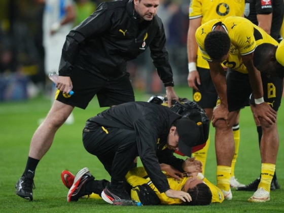 Összeesett a BL-meccsen, még mindig kórházban ápolják a Dortmund fiatal játékosát