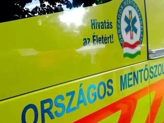 Felborult kisteherautó, házfalnak csapódott egy autó – egymást érik a balesetek országszerte
