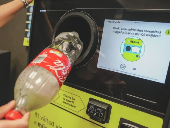 Megint áll a bál a Mohu körül: drasztikusan megvágta a kisebb üzleteknek a palackvisszaváltás után járó kezelési költségeket