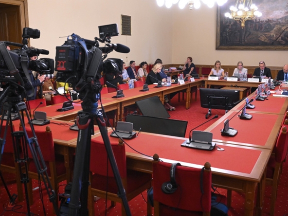 Több fideszes politikust, egy volt minisztert is a gyermekvédelmi vizsgálóbizottság elé idézhetnek