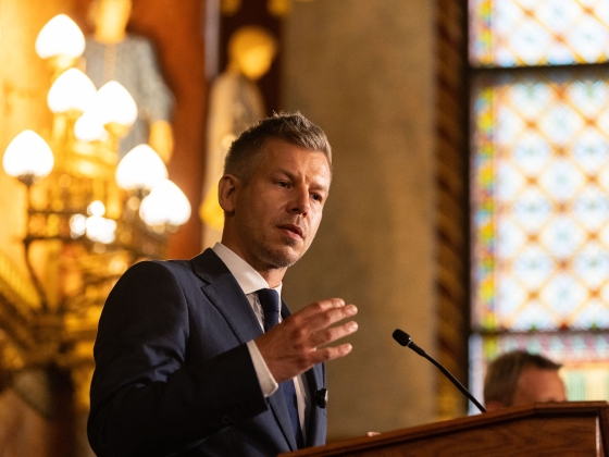 Magyar Péter berendelte a Mol-vezért a kormányülésre az üzemanyagárak miatt
