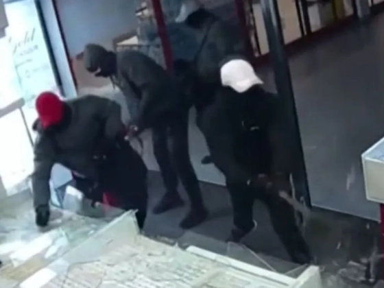 Kalapáccsal felfegyverkezve raboltak ki egy ékszerboltot Veszprémben