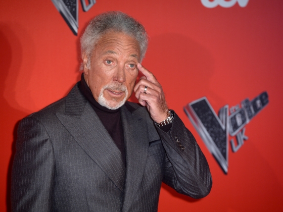 14 év után kirúgták Tom Jonest a The Voice zsűrijéből: így reagált a 86 éves legenda