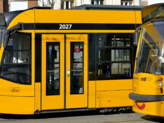 Véres dráma a 4-es villamoson: többször combon szúrta az utast egy 18 éves fiatal