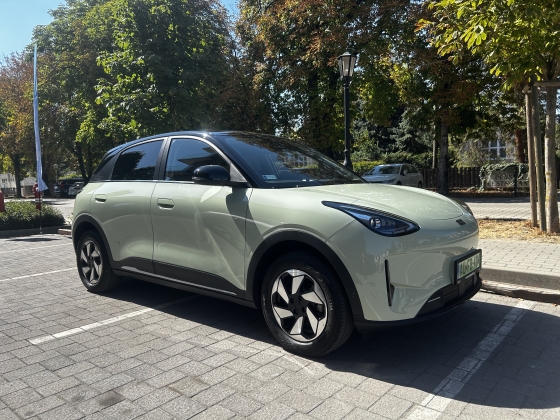 Kipróbáltuk az egyik legolcsóbb villanyautót: durva garanciát ad a Geely új kisautójára