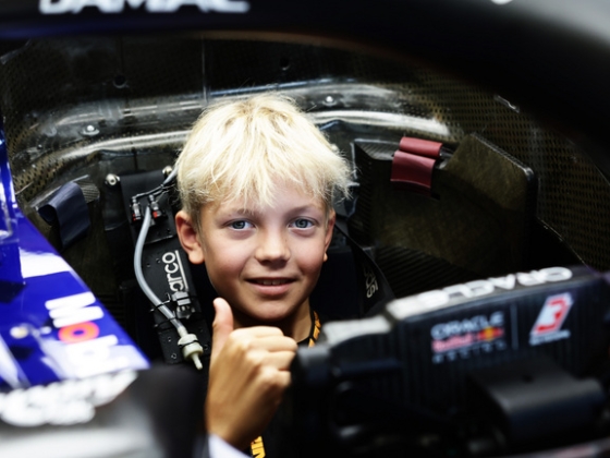Az F1 korábbi világbajnokának a fia a Red Bull versenyzőképző programjának tagja lett
