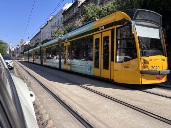 Rettegnek az utasok Budapesten, kiderült, mi állt a 4-es villamoson történt késelés hátterében