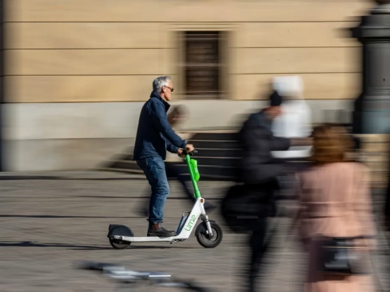 Már bírságolják Szegeden a szabálytalanul közlekedő e-rollereseket
