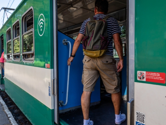 Füstölni kezdett egy HÉV Óbudán, több mint ötven embert kellett leszállítani